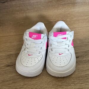 Nike Kids Sneakers in White and Pink